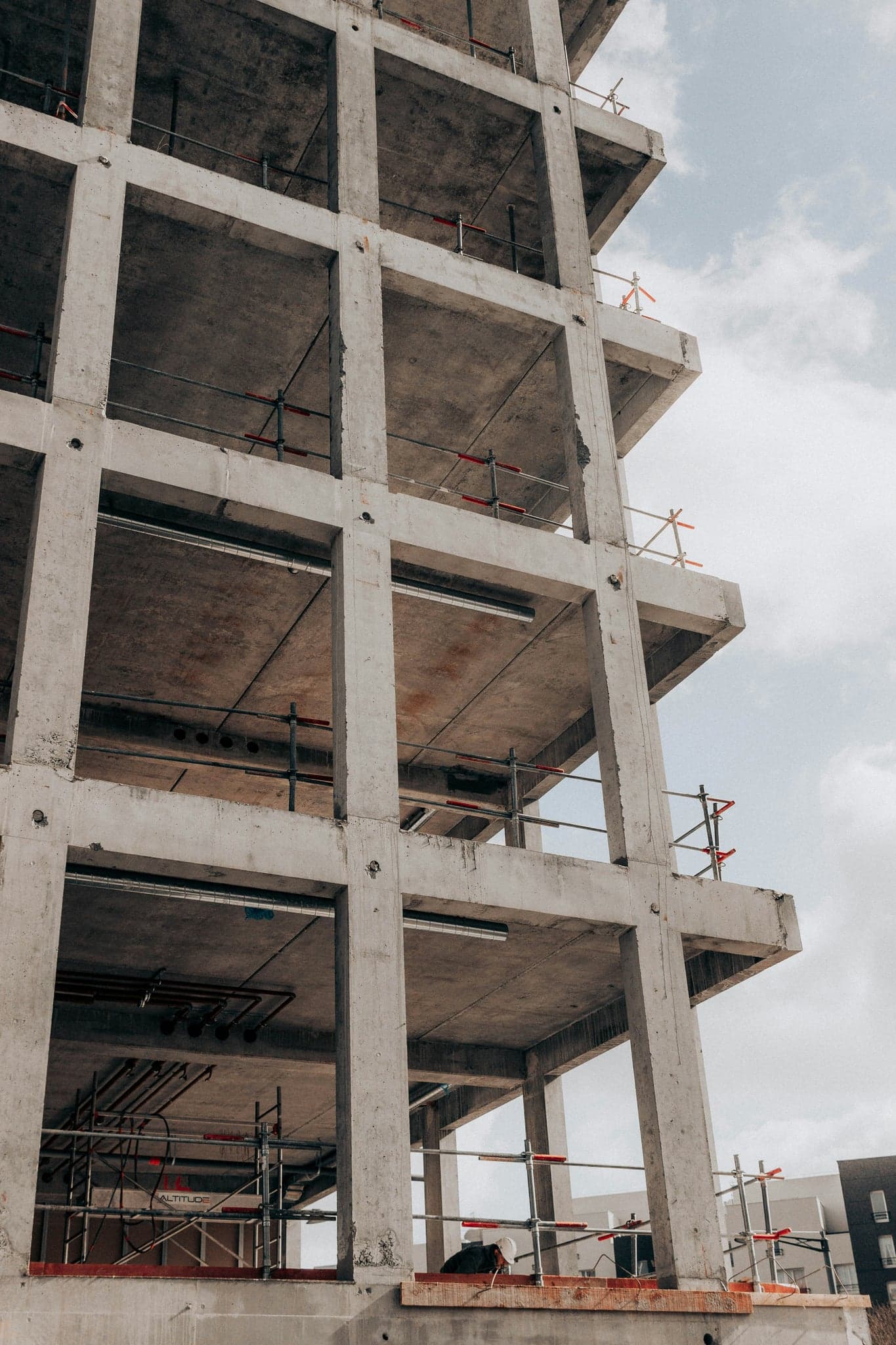 Structure en béton armé d'un bâtiment en cours de construction