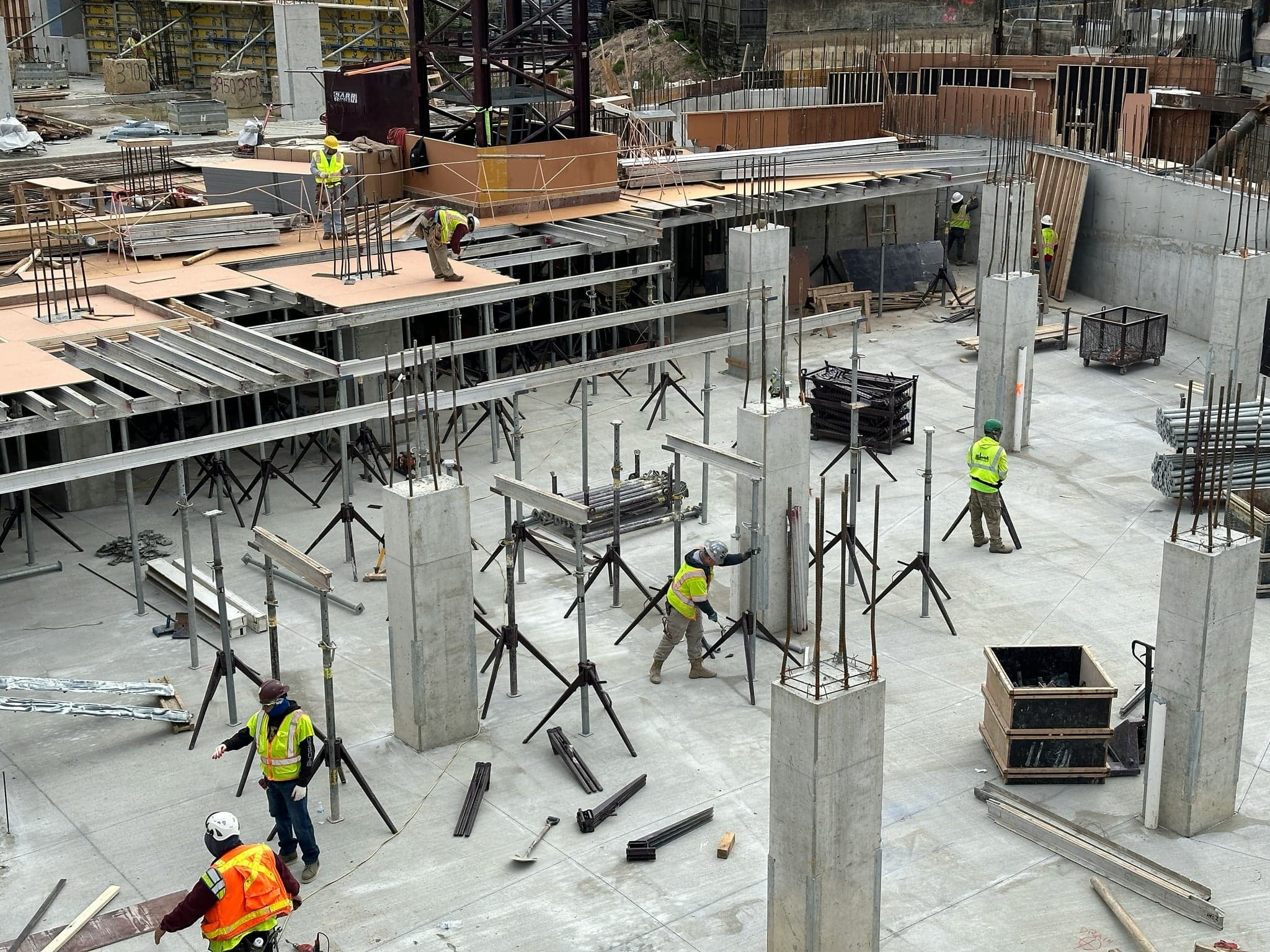 Équipe d'artisans au travail sur un chantier de gros œuvre